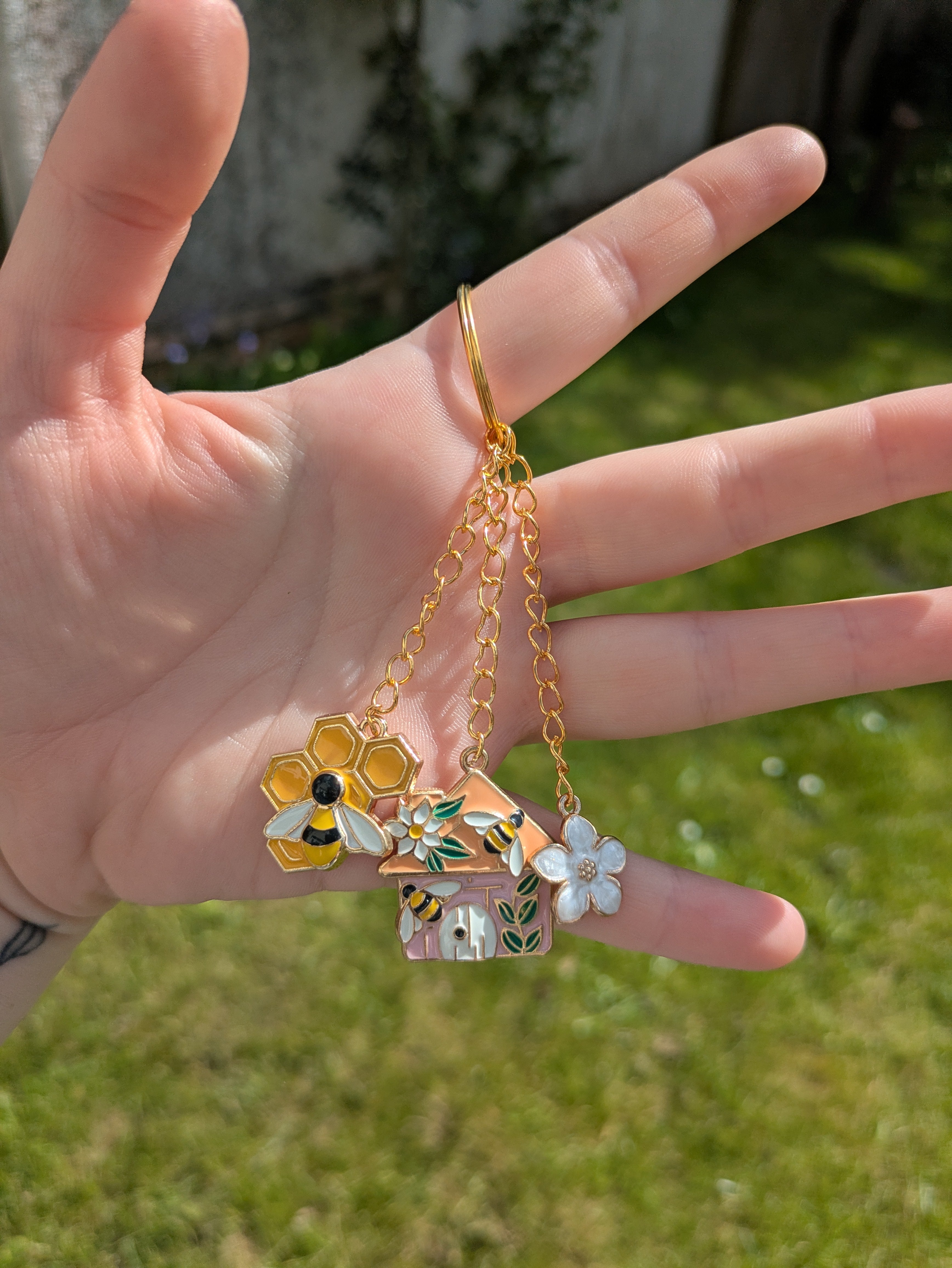 🐝 Bee House Keyring – Cute Bee Charm Keychain