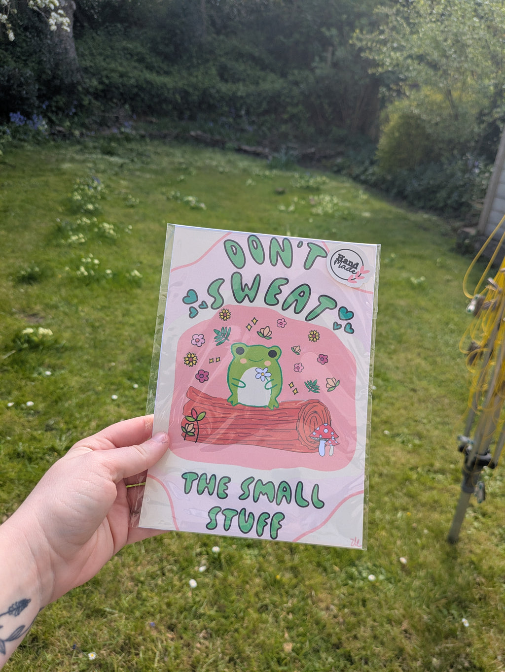 Don’t Sweat the Small Stuff Frog Print – Cute Motivational Wall Art 🐸✨